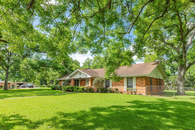 Photo 3 of 120 Southern Oaks Drive, Lake Jackson, TX
