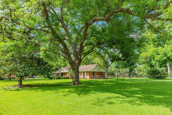 Photo 4 of 120 Southern Oaks Drive, Lake Jackson, TX