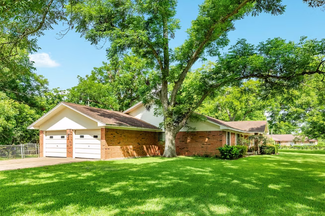 Photo 5 of 120 Southern Oaks Drive, Lake Jackson, TX