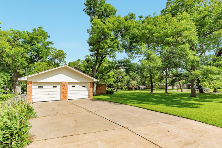 Photo 6 of 120 Southern Oaks Drive, Lake Jackson, TX