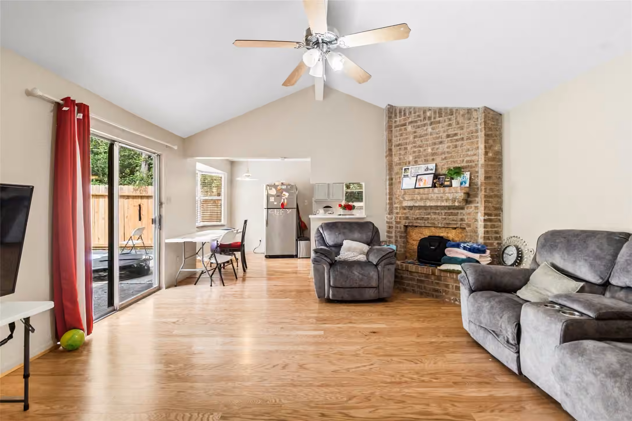 Photo 2 of 1 E Woodtimber Court, Spring, TX