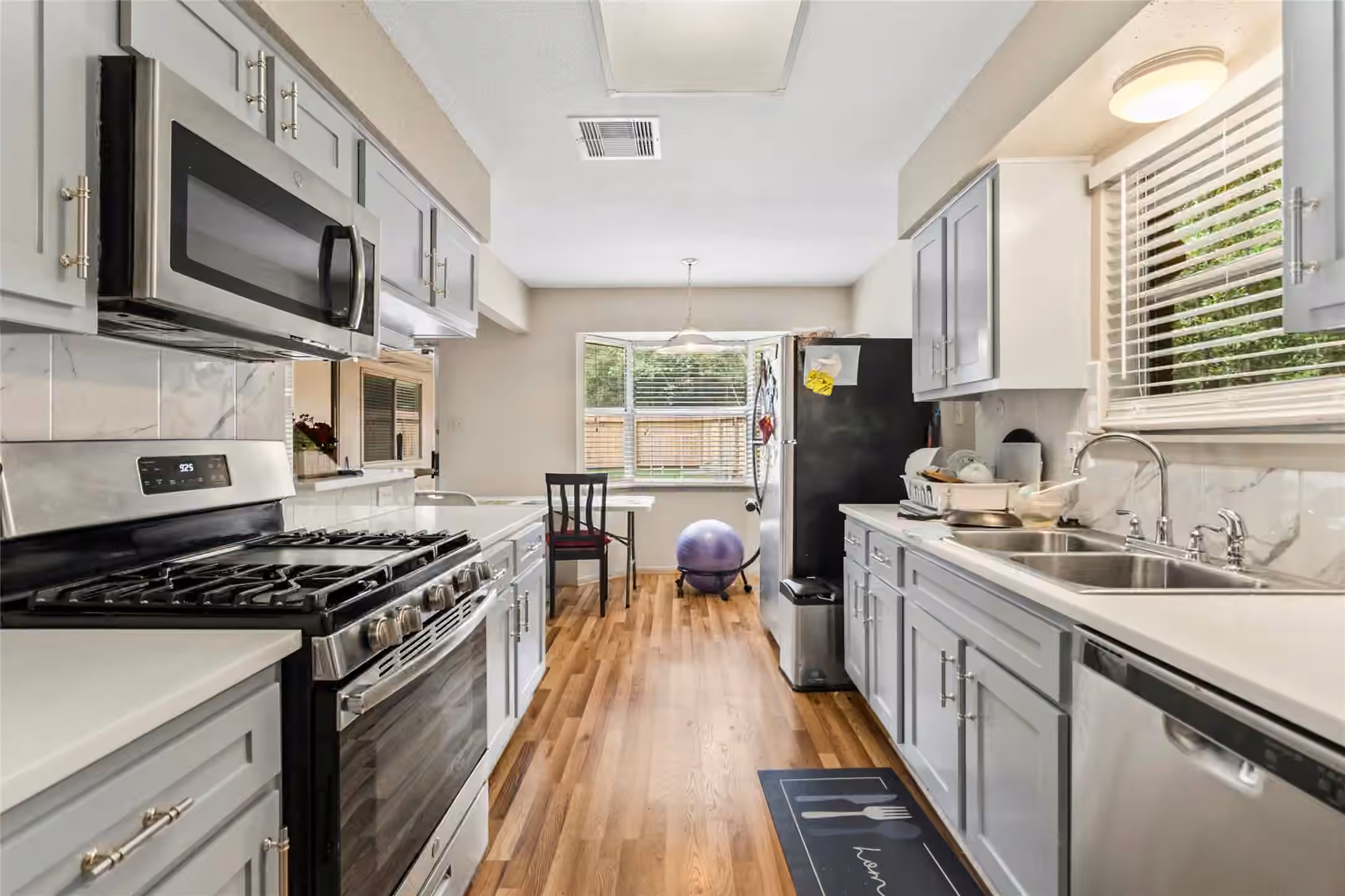Photo 3 of 1 E Woodtimber Court, Spring, TX