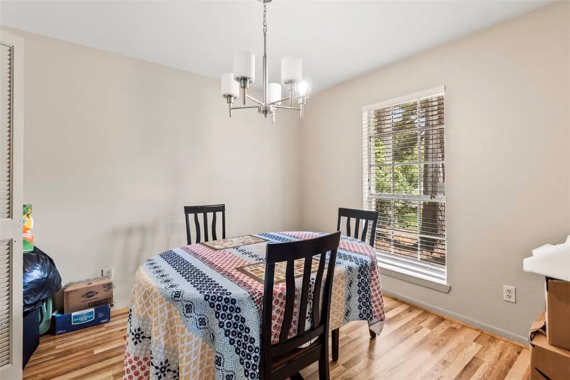 Photo 5 of 1 E Woodtimber Court, Spring, TX