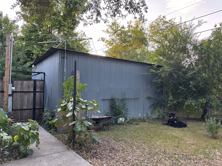 Photo 4 of 902 Ferol Lane, Highlands, TX