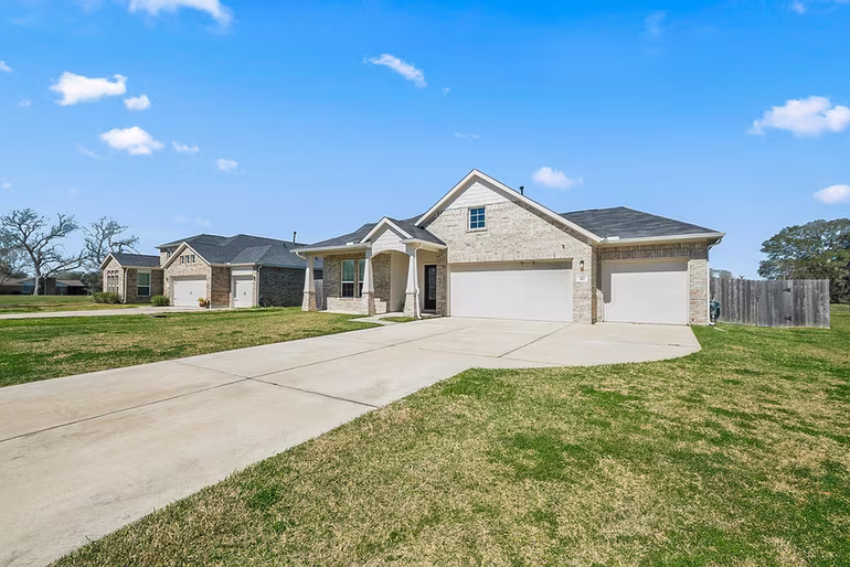 Photo 2 of 418 Wellshire Drive, West Columbia, TX