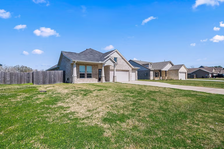 Photo 3 of 418 Wellshire Drive, West Columbia, TX
