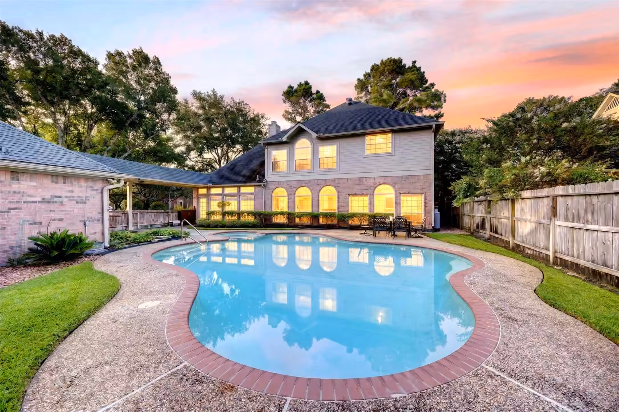 Photo 4 of 19602 Laurel Park Lane, Houston, TX