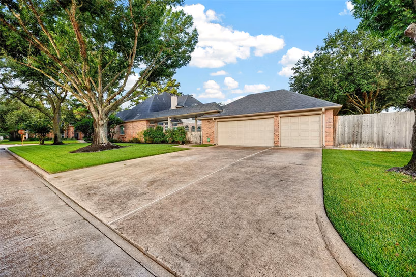 Photo 7 of 19602 Laurel Park Lane, Houston, TX