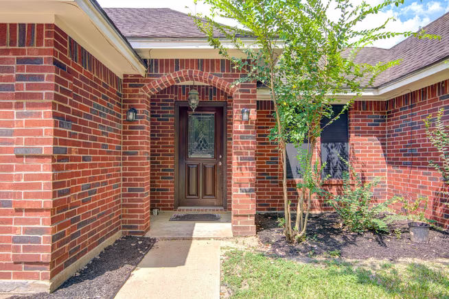 Photo 4 of 1145 Westglen Drive, Alvin, TX