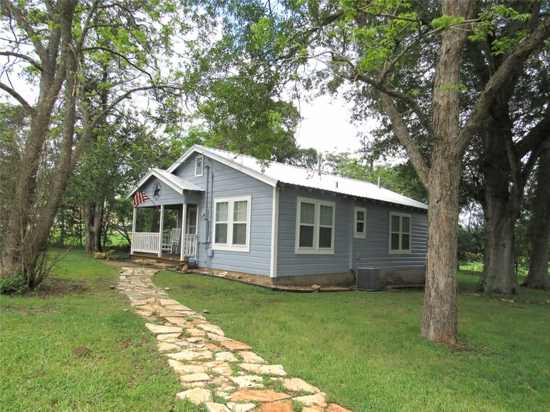 Photo 3 of 1013 Prairie Lea Street, Brenham, TX