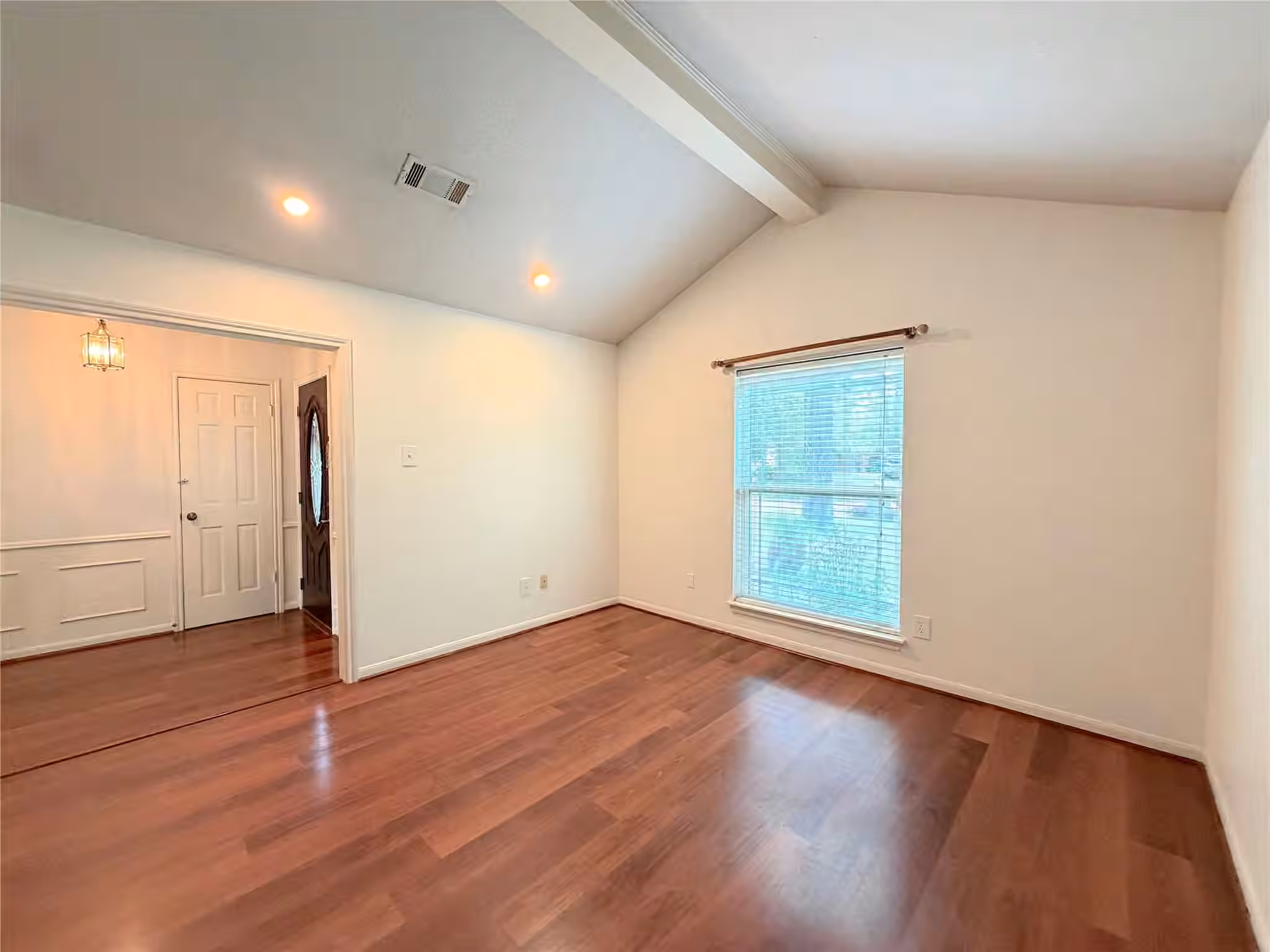 Photo 3 of 1402 Trailwood Village Drive, Houston, TX