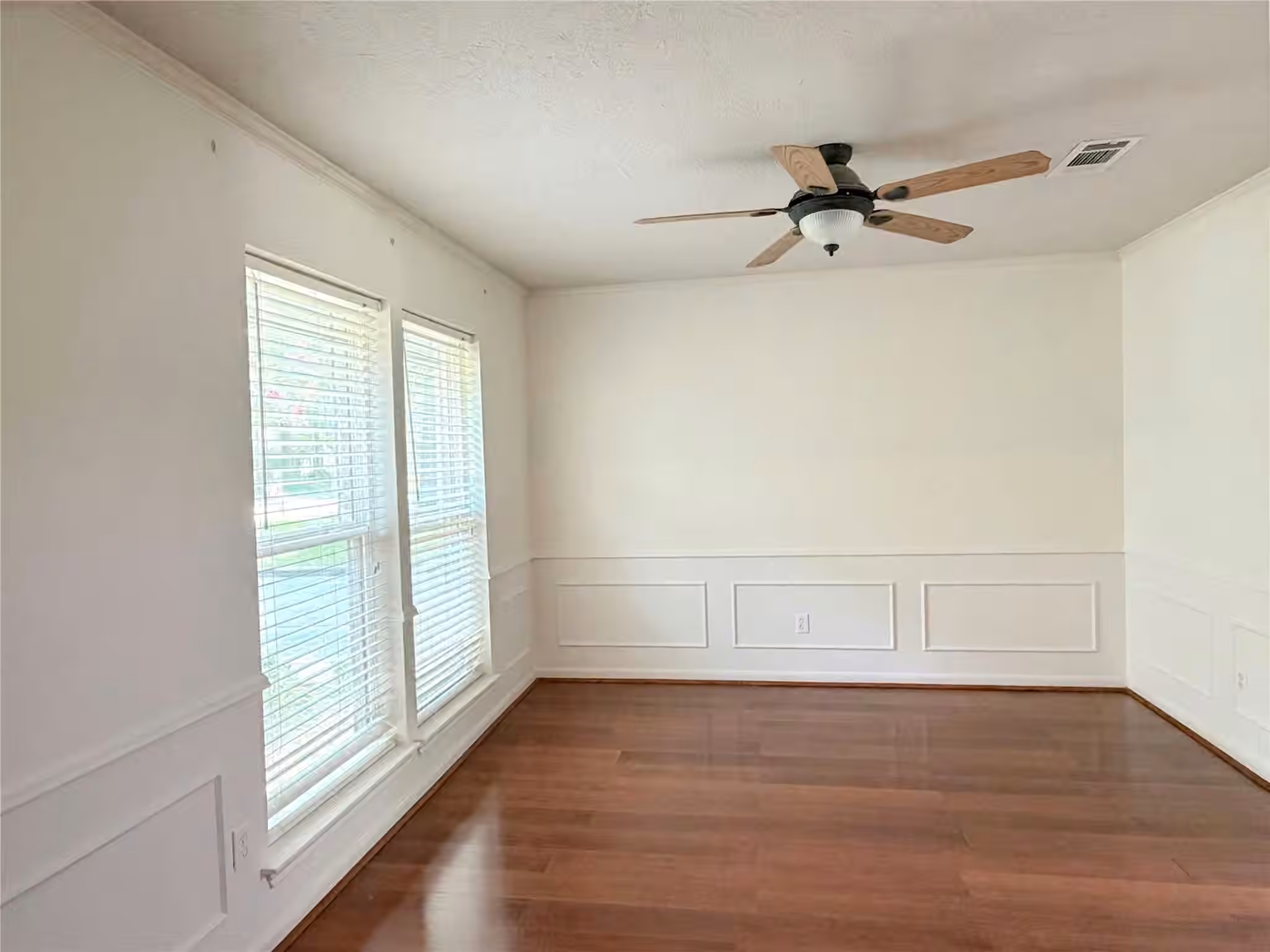 Photo 4 of 1402 Trailwood Village Drive, Houston, TX