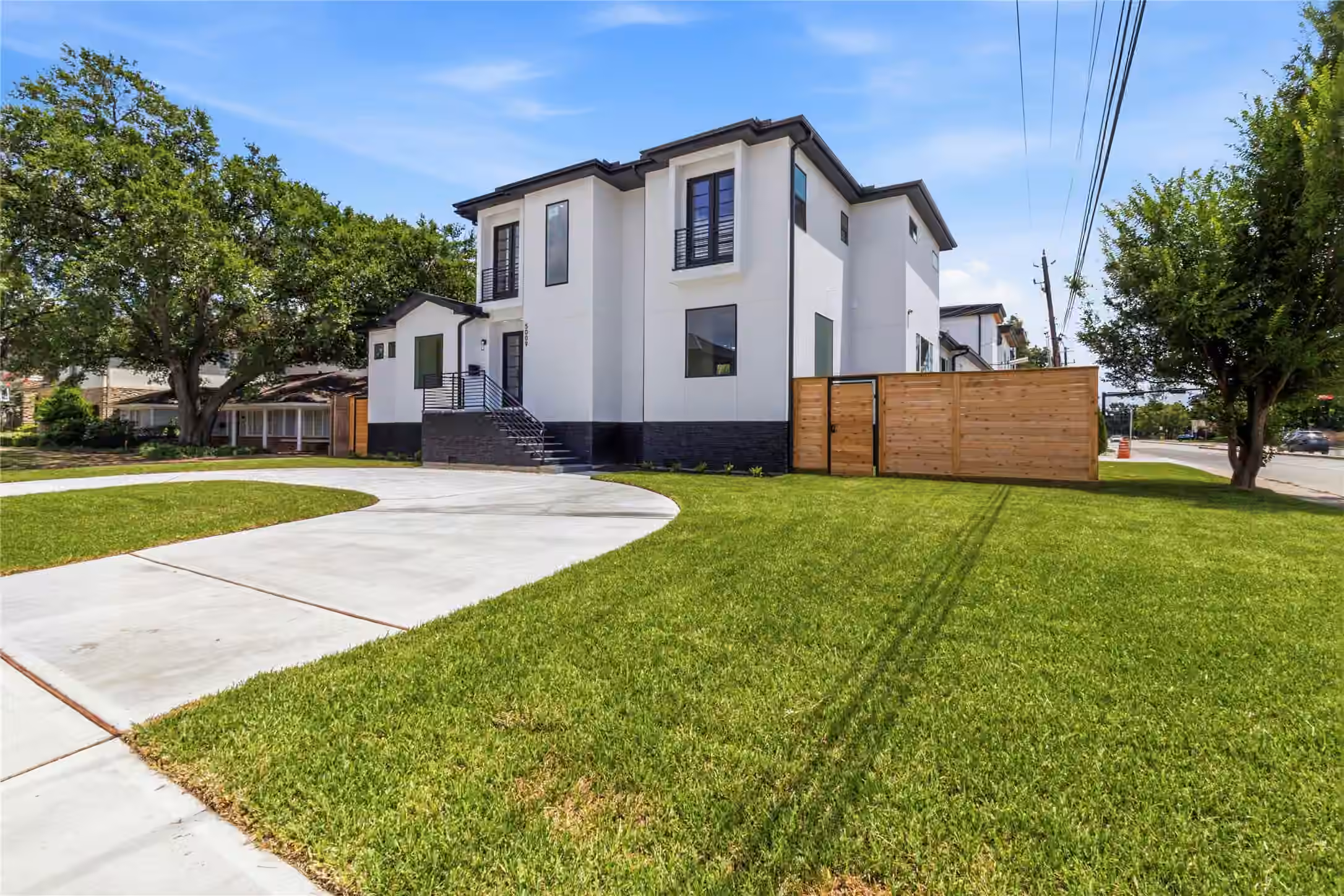 Photo 3 of 5009 Holt Street, Bellaire, TX