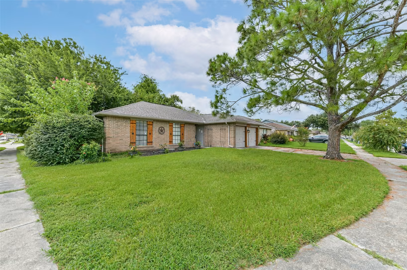 Photo 2 of 2422 Pilgrims Bend Drive, Friendswood, TX