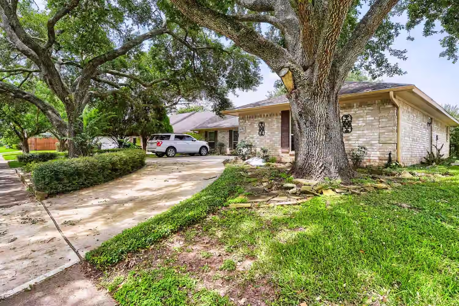 Photo 2 of 3418 Crow Valley Drive, Missouri City, TX