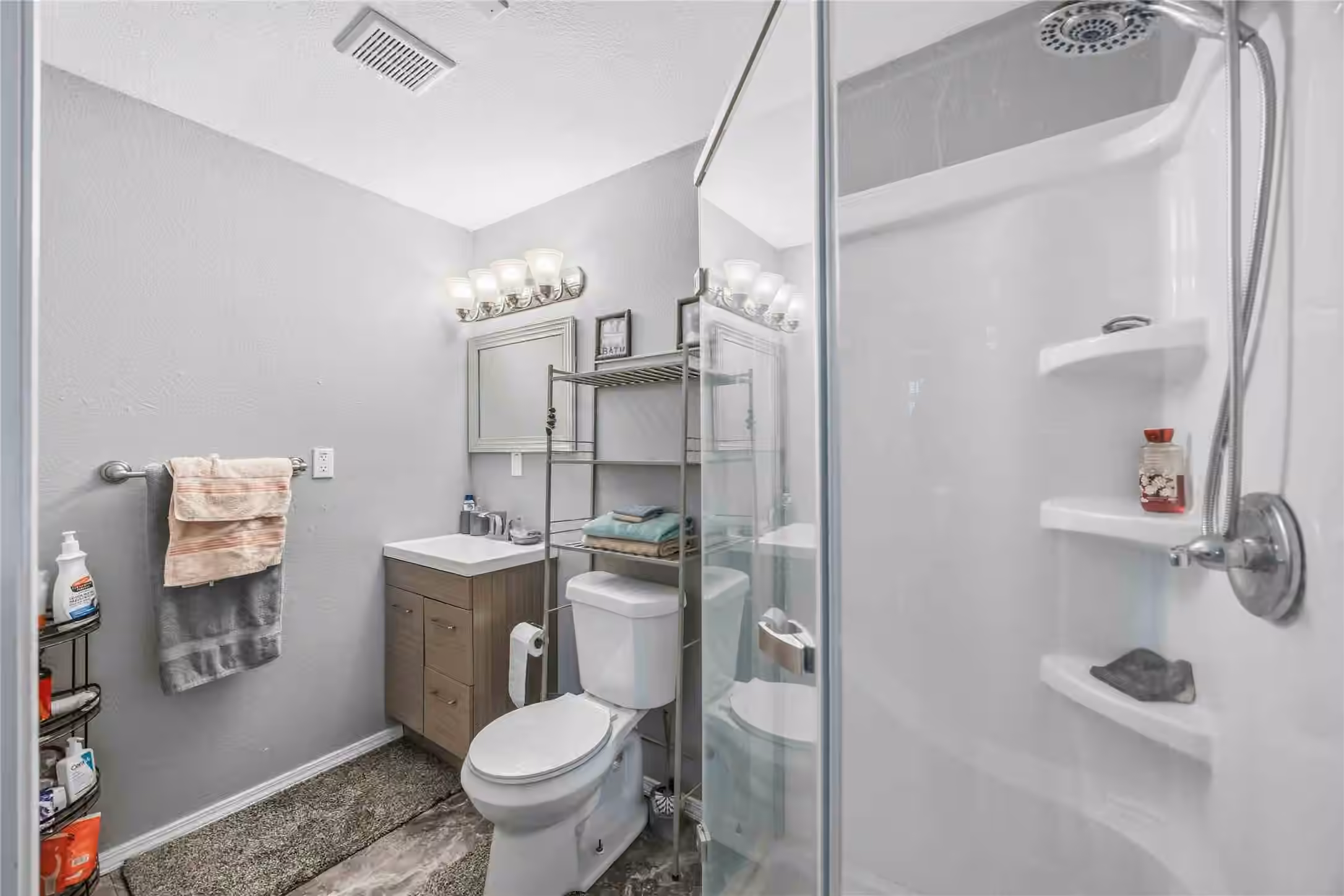 Photo 4 of 8607 Causeway Drive, Houston, TX