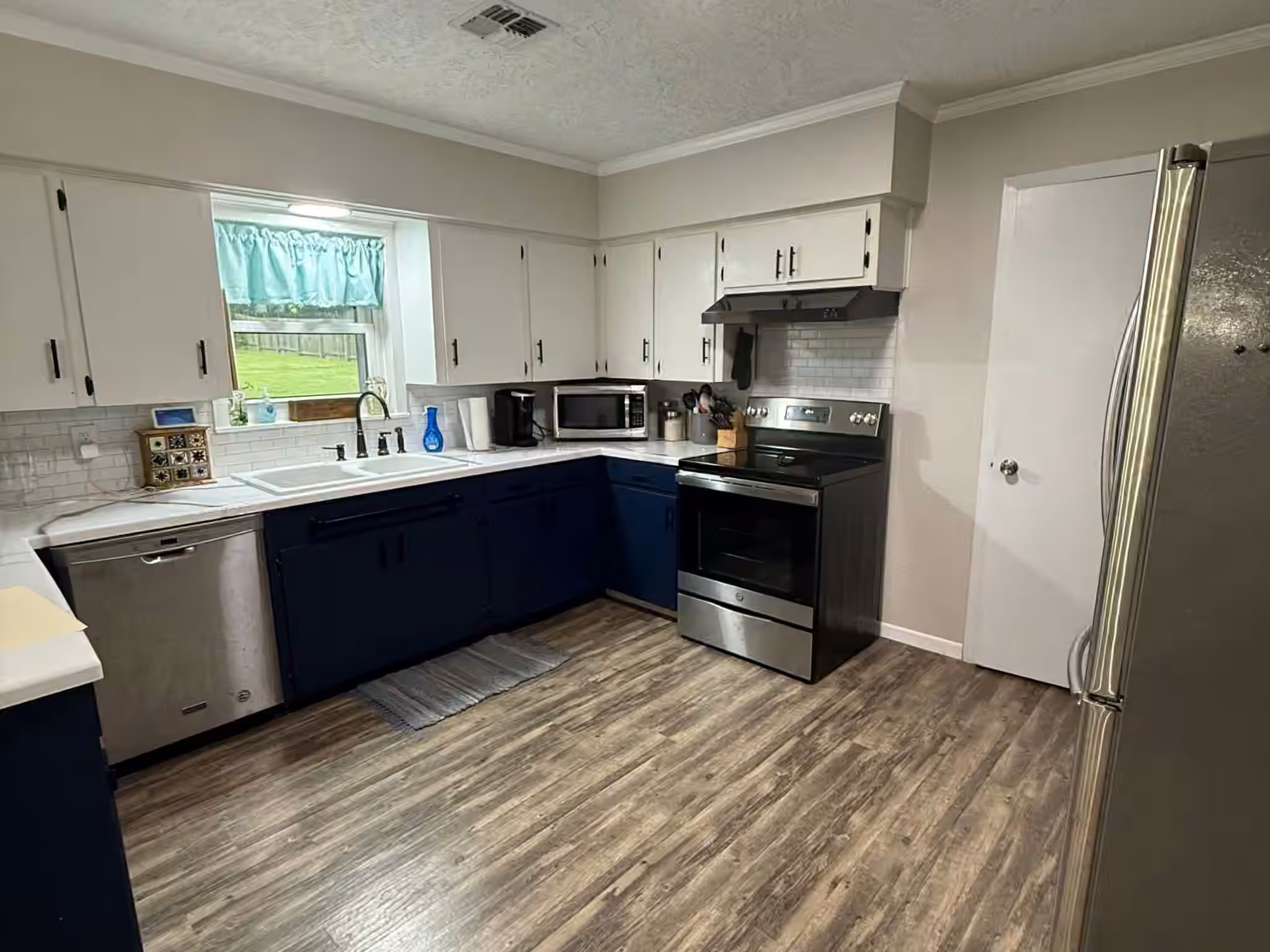 Photo 2 of 215 N Mechanic Street, Bellville, TX