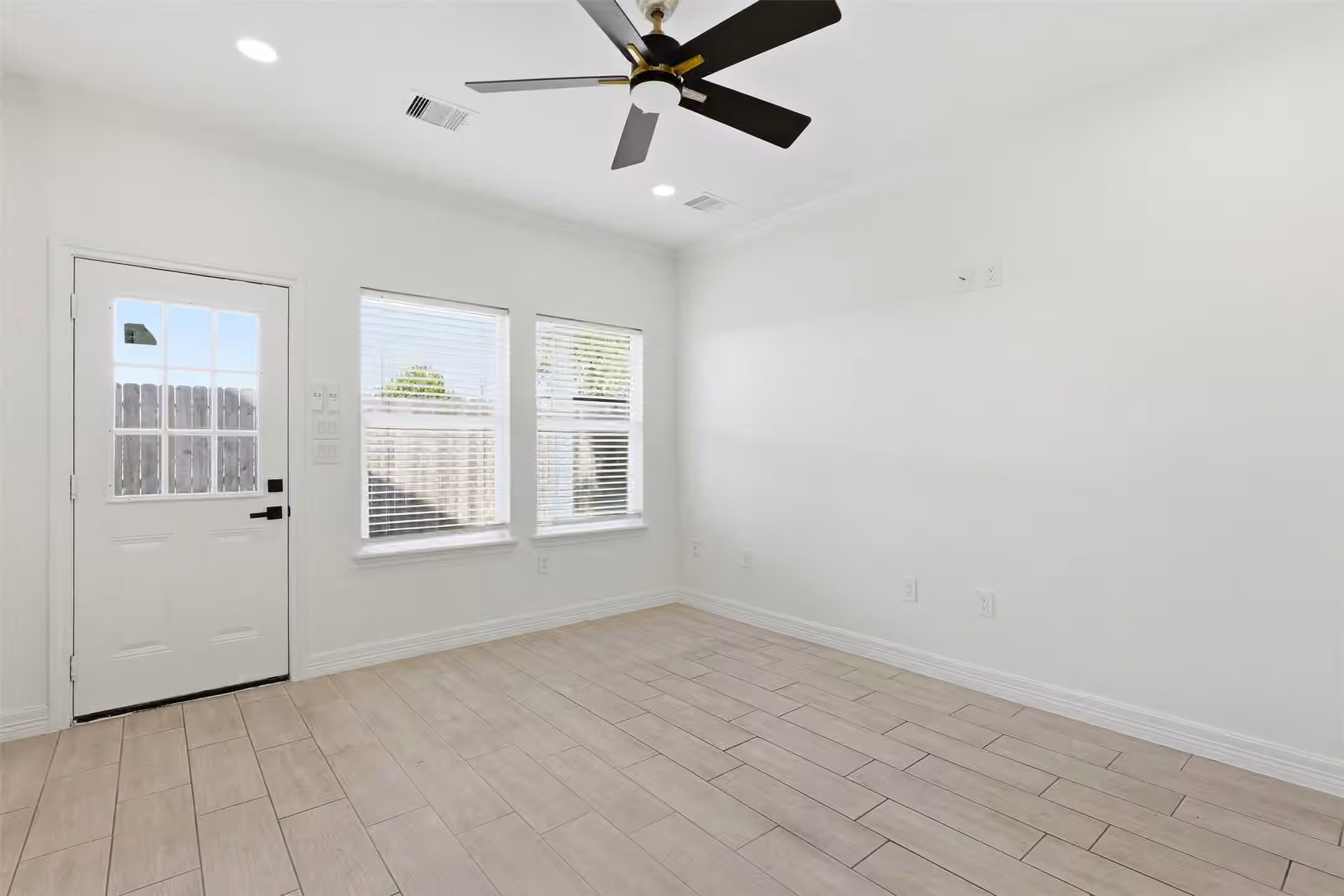 Photo 4 of 6037 S Acres Drive, Houston, TX