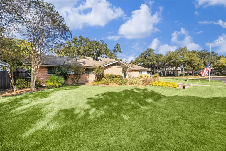 Photo 4 of 10102 Knoboak Drive, Houston, TX