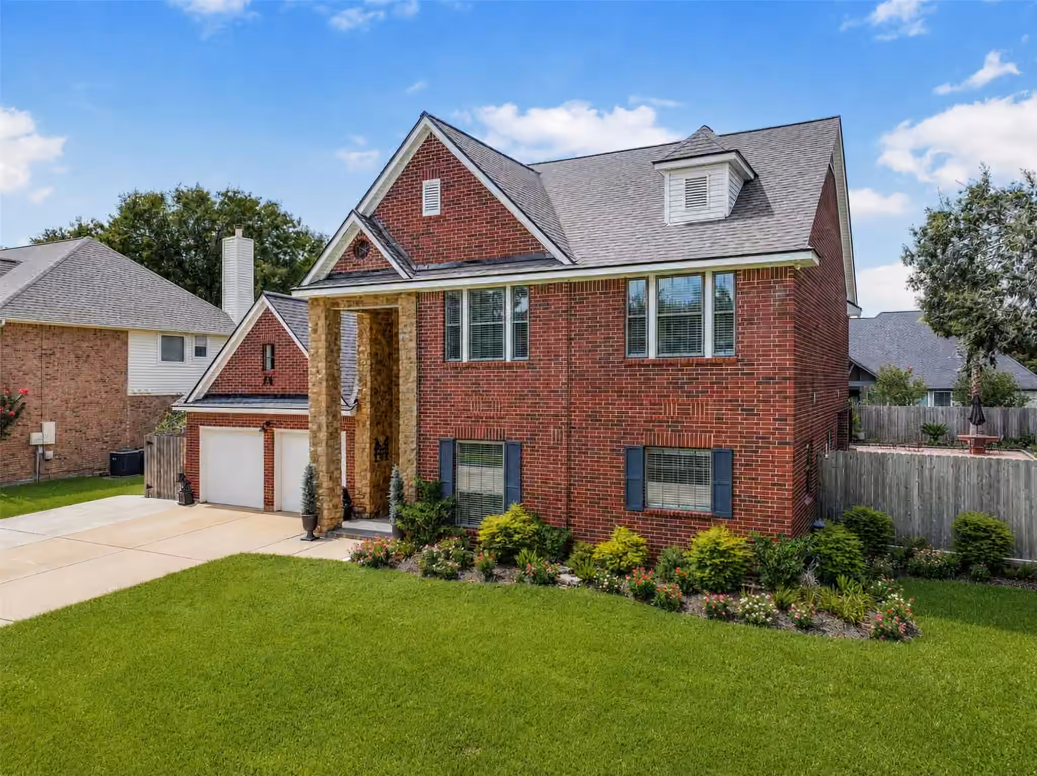 Photo 2 of 1501 W Castlewood Avenue, Friendswood, TX