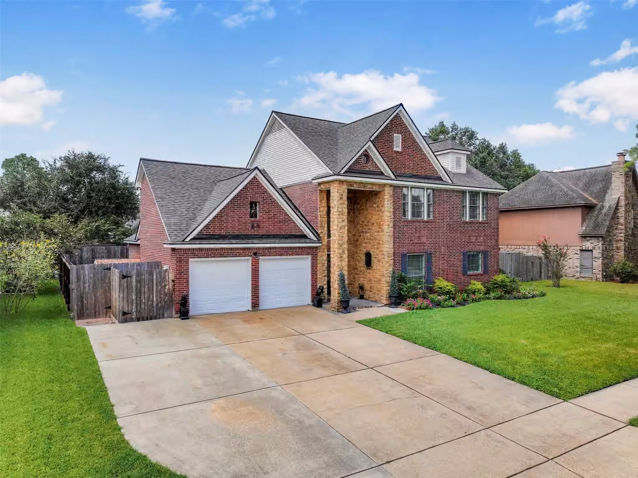 Photo 3 of 1501 W Castlewood Avenue, Friendswood, TX