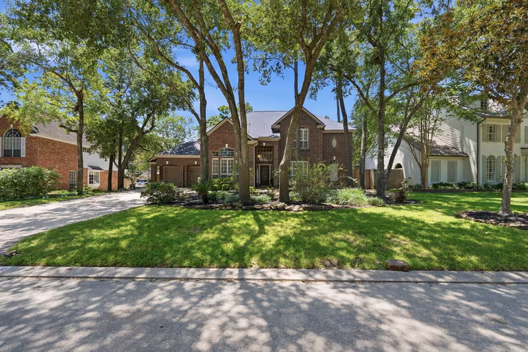 Photo 3 of 67 Driftoak Circle, The Woodlands, TX