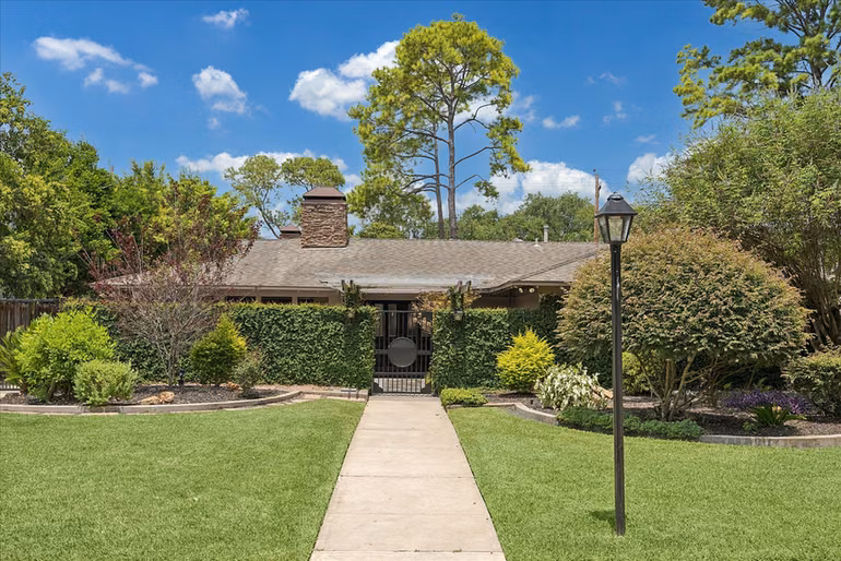 Photo of 10034 Meadow Lake Lane, Houston, TX 77042