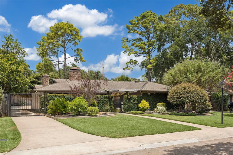Photo 2 of 10034 Meadow Lake Lane, Houston, TX