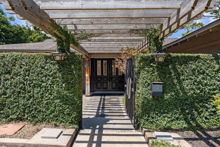 Photo 4 of 10034 Meadow Lake Lane, Houston, TX