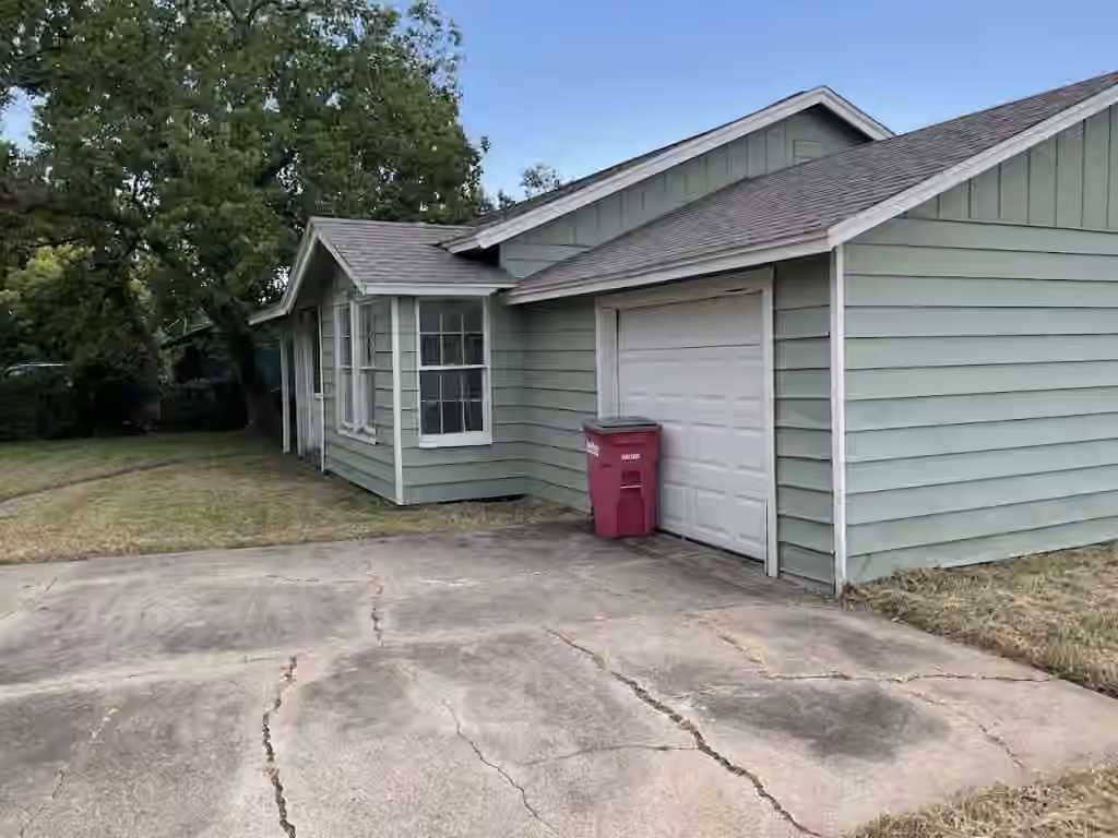 Photo 2 of 621 W 7th Street, Freeport, TX
