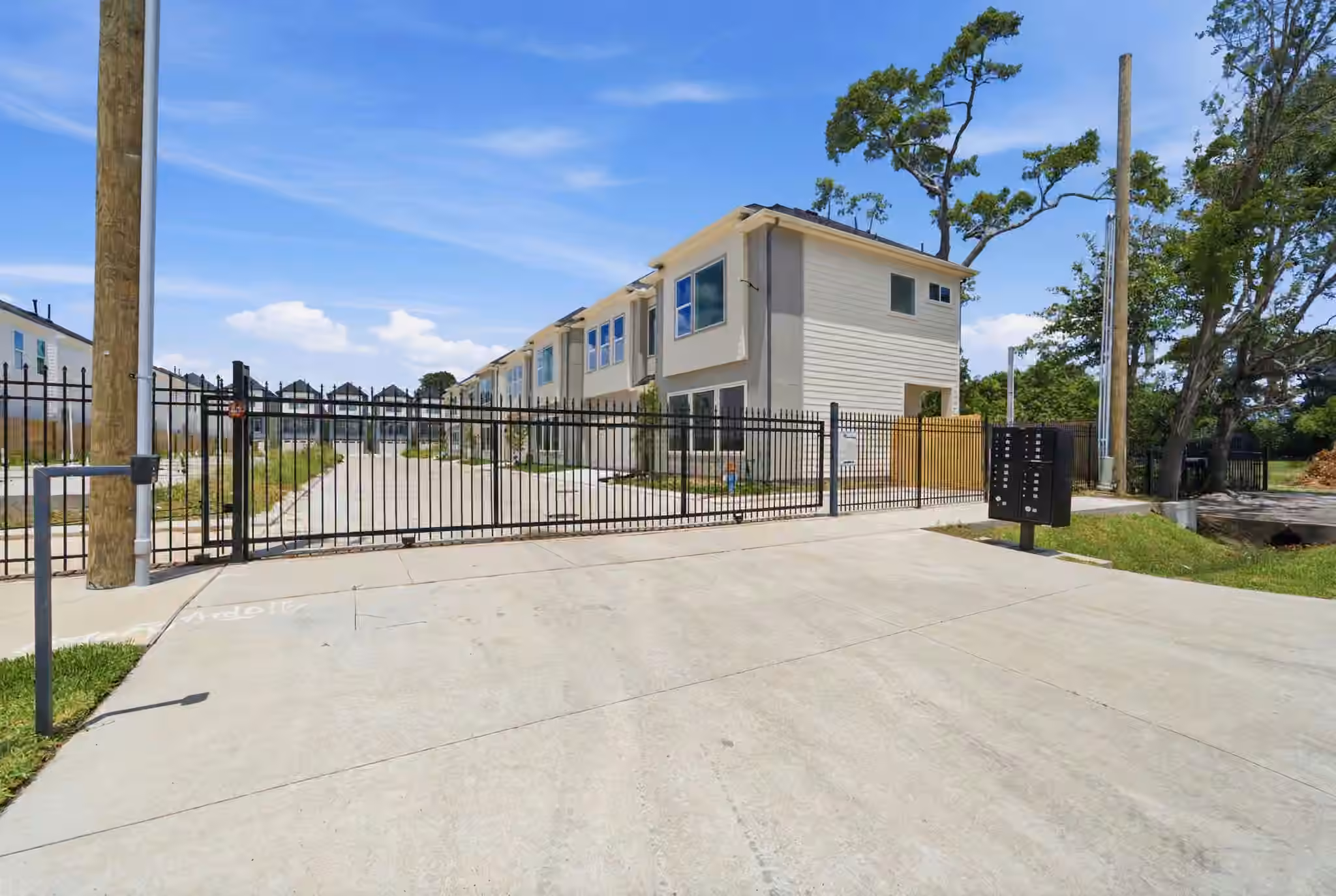 Photo 3 of 8904 Knoll Leaf Drive, Houston, TX