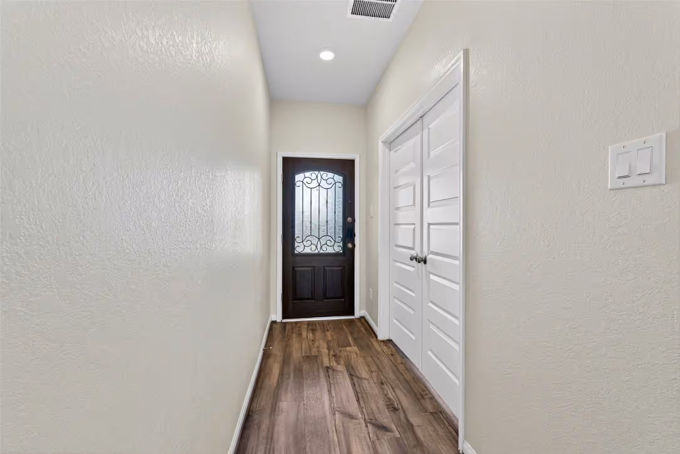 Photo 3 of 927 Cloverdale Drive, Rosharon, TX