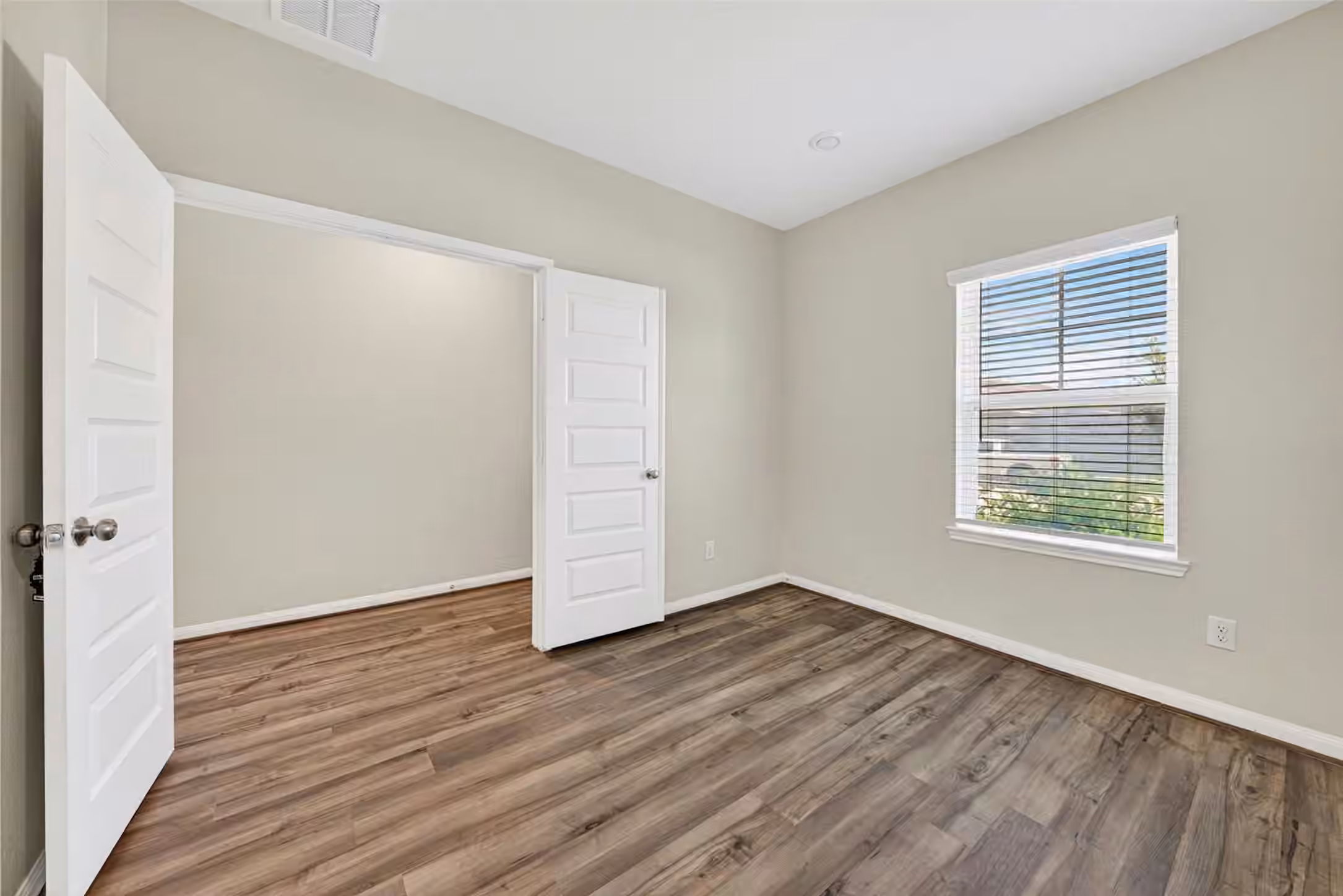 Photo 4 of 927 Cloverdale Drive, Rosharon, TX