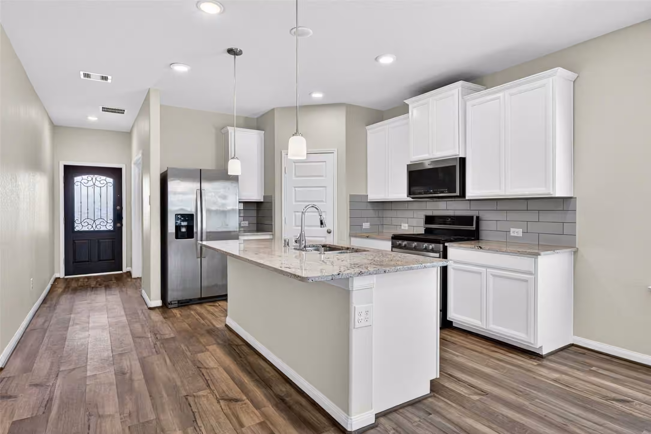 Photo 6 of 927 Cloverdale Drive, Rosharon, TX