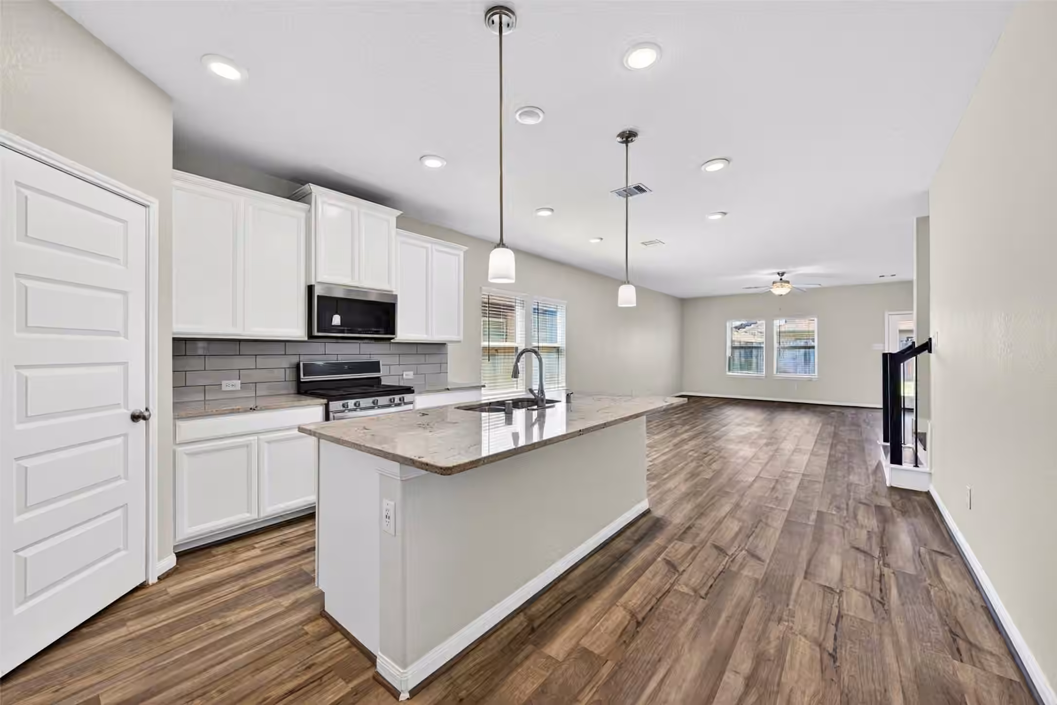 Photo 7 of 927 Cloverdale Drive, Rosharon, TX