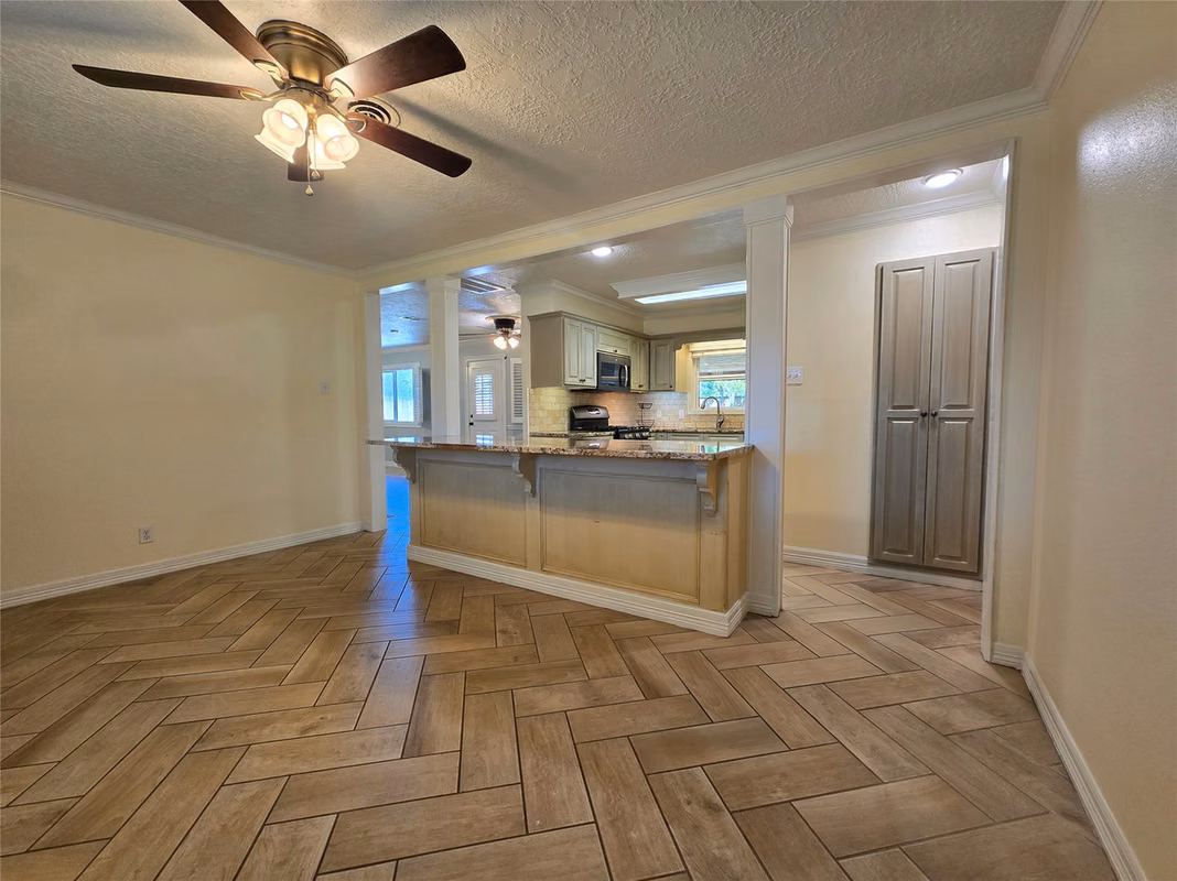 Photo 5 of 2527 Willowby Drive, Houston, TX