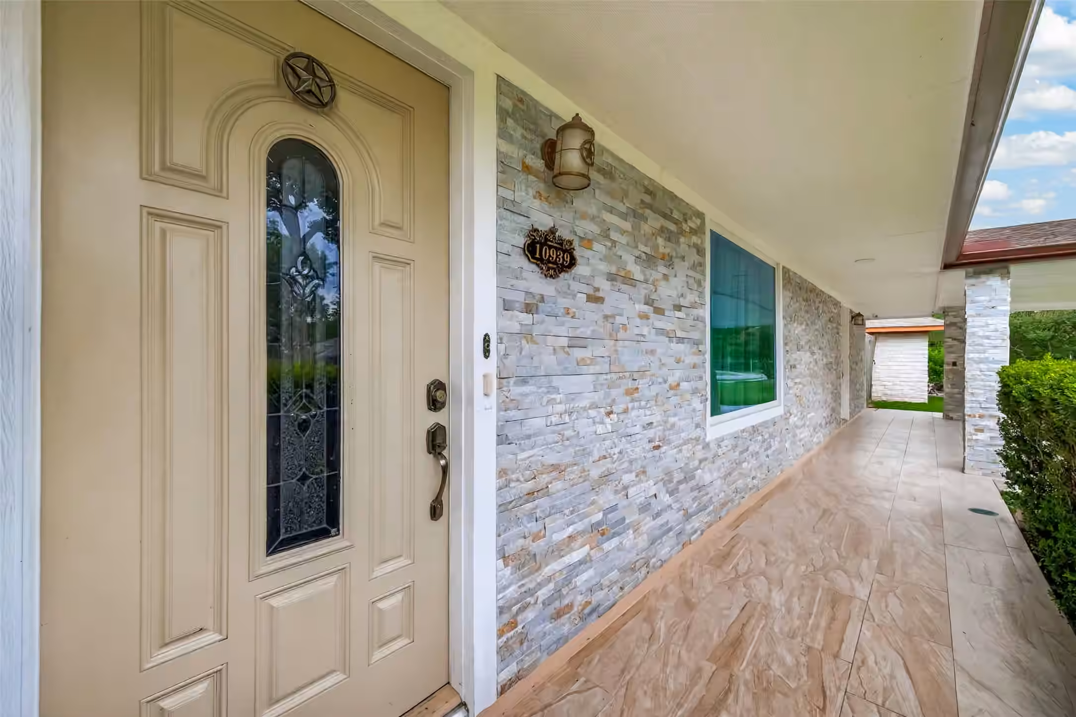 Photo 5 of 10939 Timberoak Drive, Houston, TX