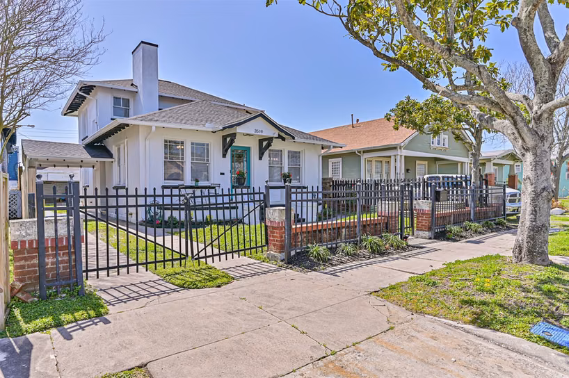 Photo 3 of 3519 Avenue R 1/2, Galveston, TX