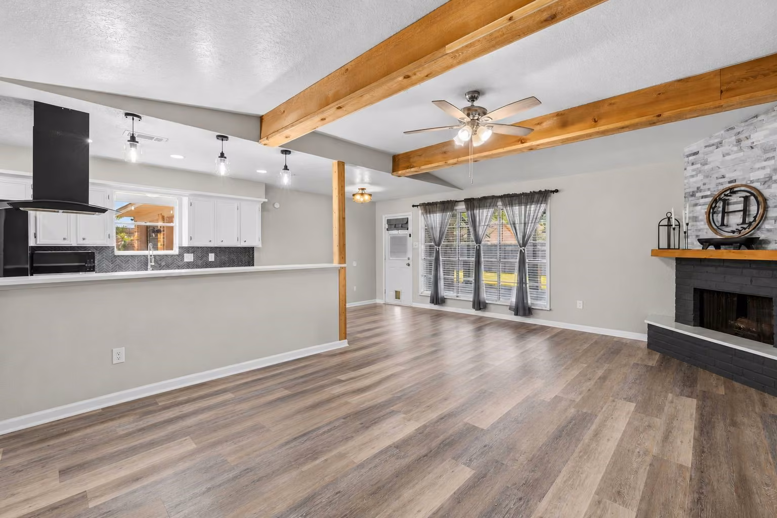 Photo 7 of 3700 Kingsway Drive, Baytown, TX