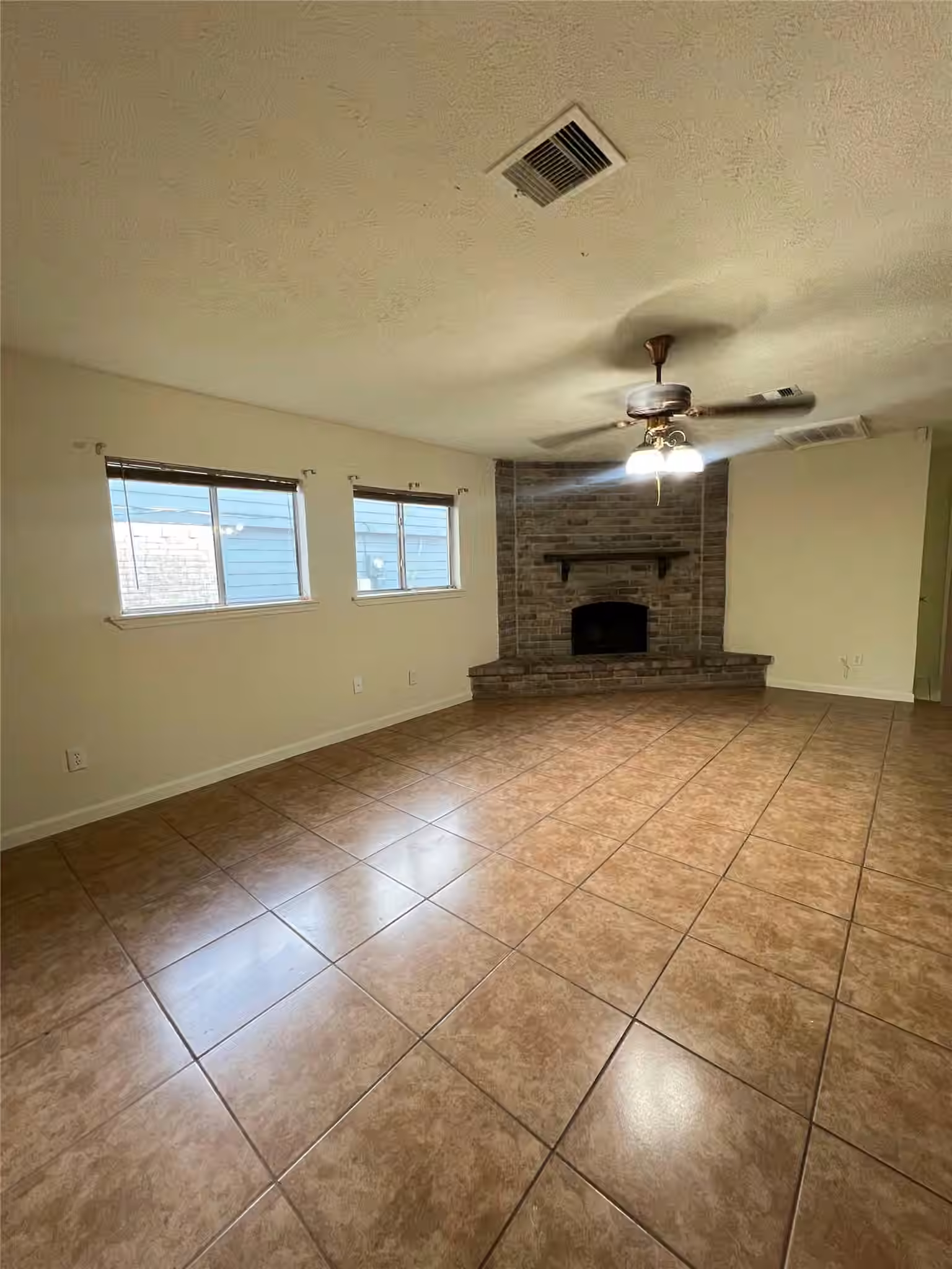 Photo 4 of 6231 Hollow Pines Drive, Houston, TX