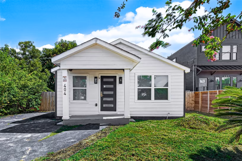 Photo 2 of 404 E 37th Street, Houston, TX