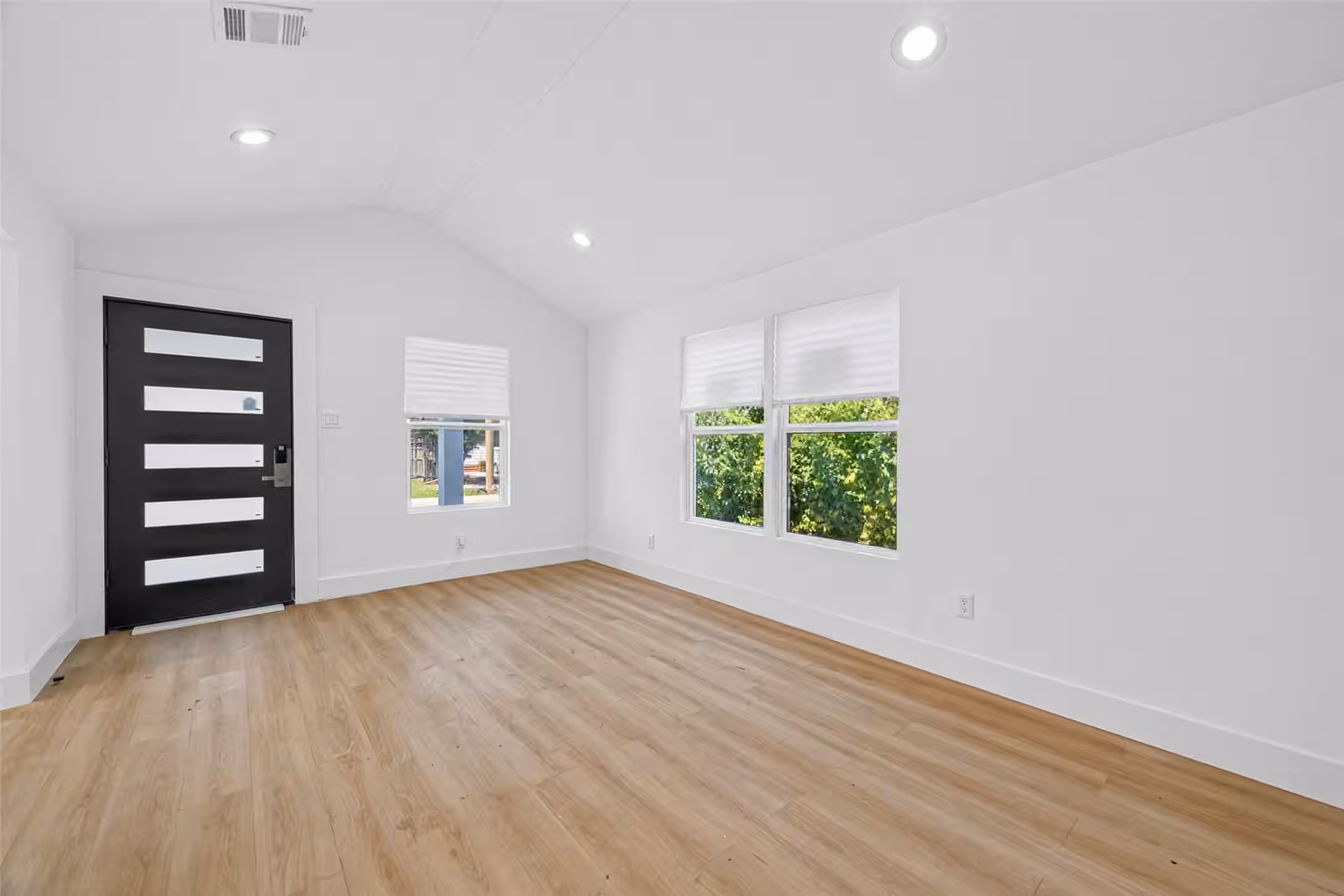 Photo 4 of 404 E 37th Street, Houston, TX