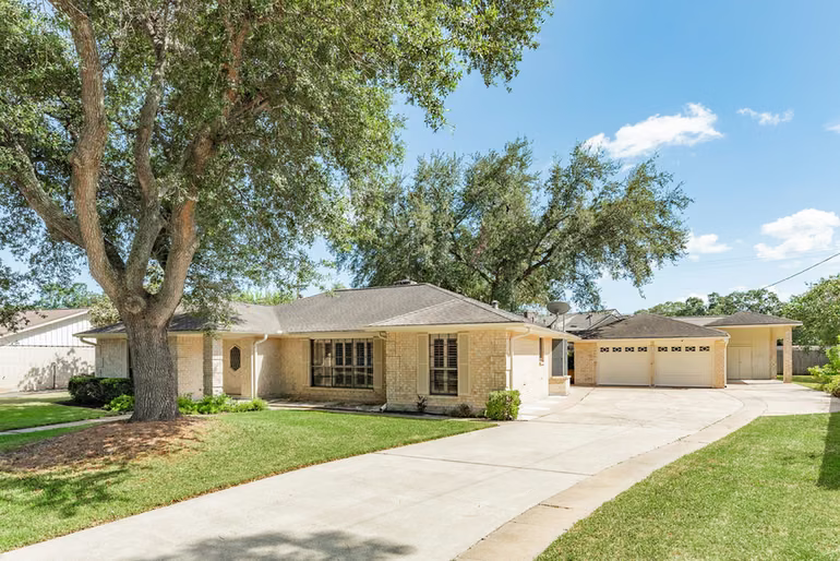 Photo 2 of 712 Browning Street, Angleton, TX