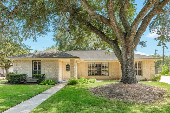 Photo 3 of 712 Browning Street, Angleton, TX