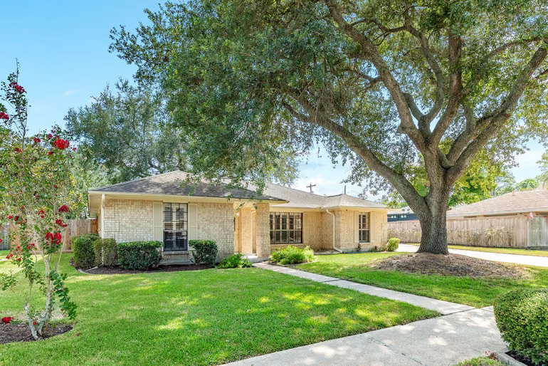 Photo 5 of 712 Browning Street, Angleton, TX