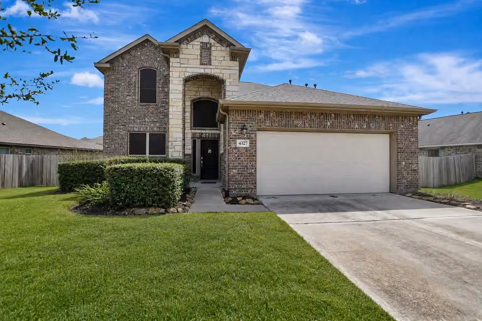 Photo 2 of 4327 Oakdale Mist Drive, Dickinson, TX