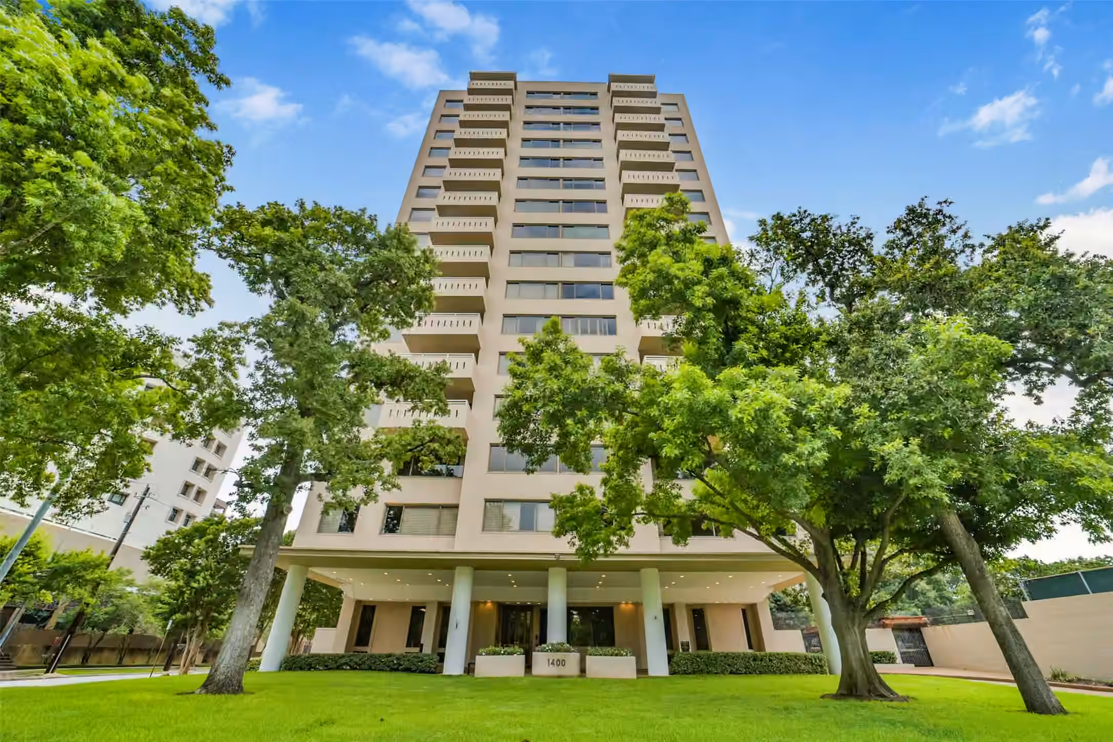 Photo 2 of 1400 Hermann Drive 11A, Houston, TX