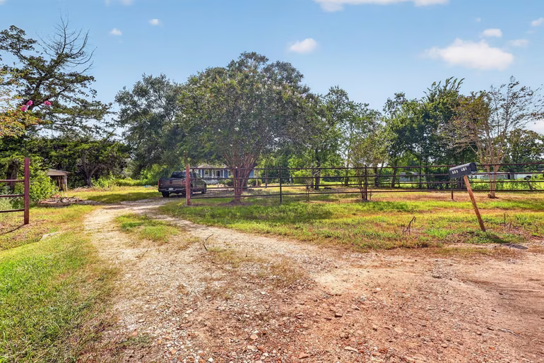 Photo 3 of 118 County Road 932A/Elm, Alvin, TX