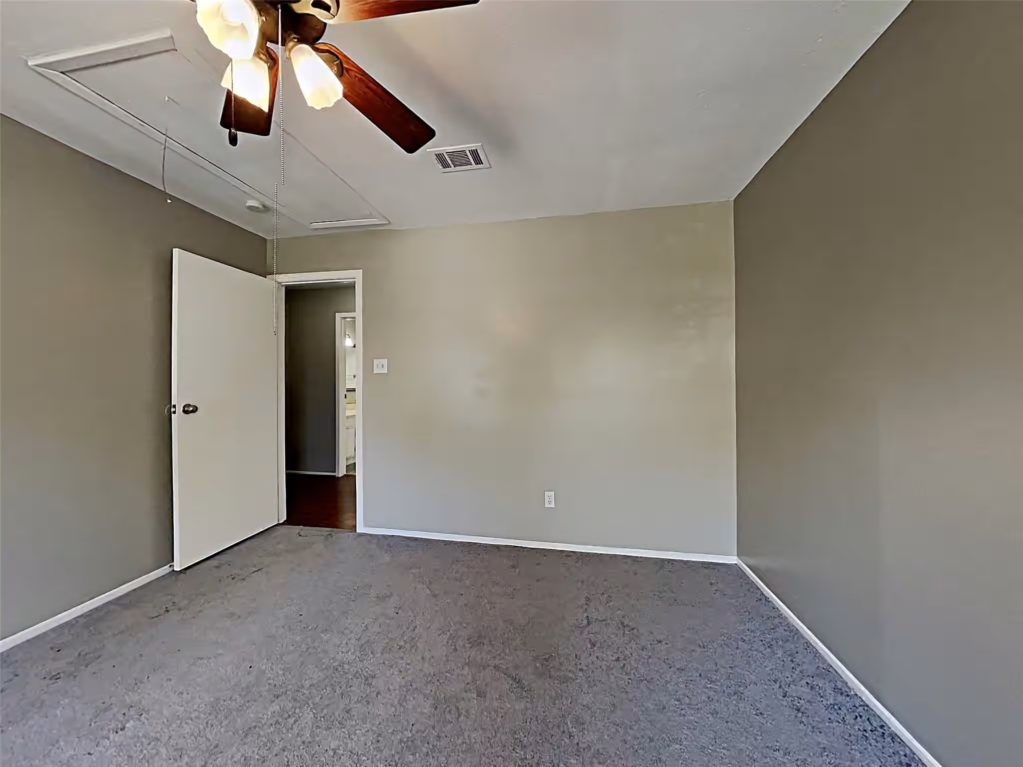 Photo 7 of 2902 Clear Ridge Drive, Houston, TX