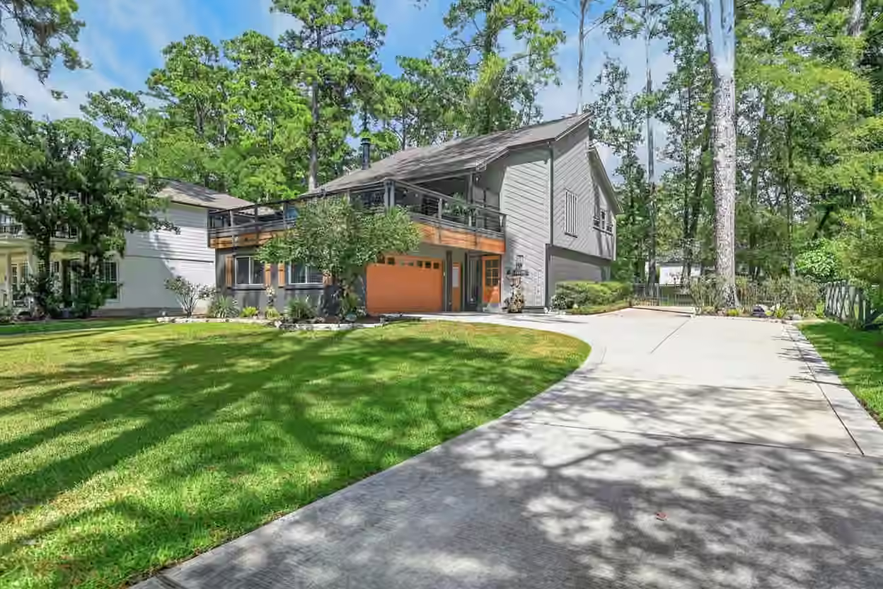 Photo 2 of 15696 Lakeway Drive, Willis, TX